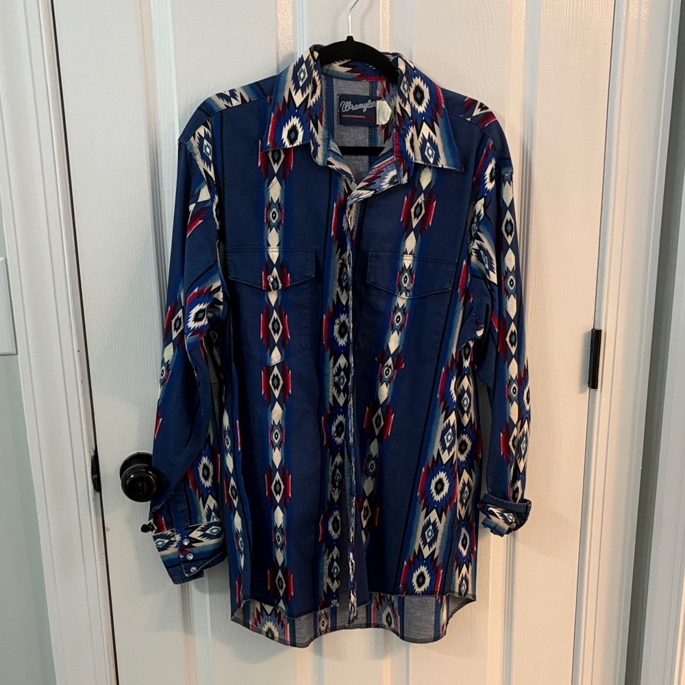 Wrangler Pearl Snap - Navy and Red Aztec print